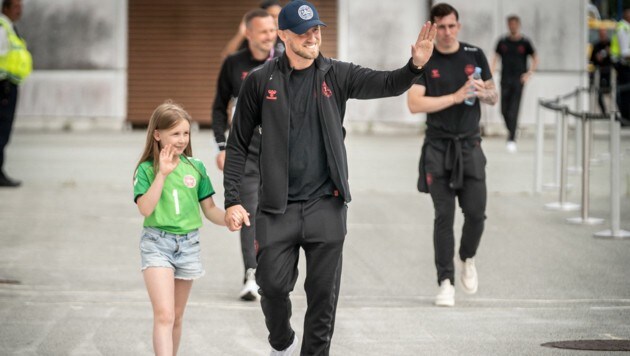 Goalie Kasper Schmeichel mit seiner Tochter an der Hand (Bild: AP)