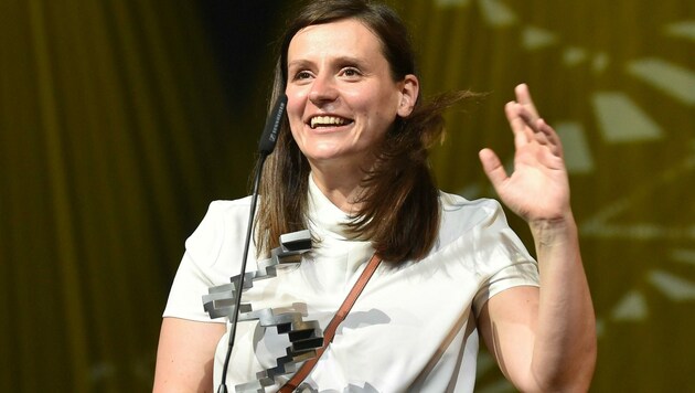 Sandra Wollner freute sich beim Österreichischen Filmpreis 2021 über ihre Auszeichnung für die beste Regie. (Bild: APA/HANS PUNZ)