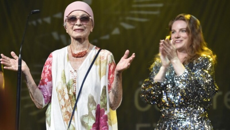 Preisträgerin Christine Ostermayer mit Michaela Schausberger bei der Gala des Österreichischen Filmpreises in Wien (Bild: APA/HANS PUNZ)