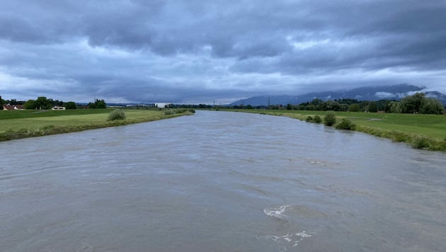 Ganz so viel Wasser führte der Rhein am Freitag zwar nicht - Schwimmen zu gehen, war dennoch keine gute Idee. (Bild: IWWA/Internationale Rheinregulierung (IRR))