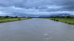 Ganz so viel Wasser führte der Rhein am Freitag zwar nicht - Schwimmen zu gehen, war dennoch keine gute Idee. (Bild: IWWA/Internationale Rheinregulierung (IRR))