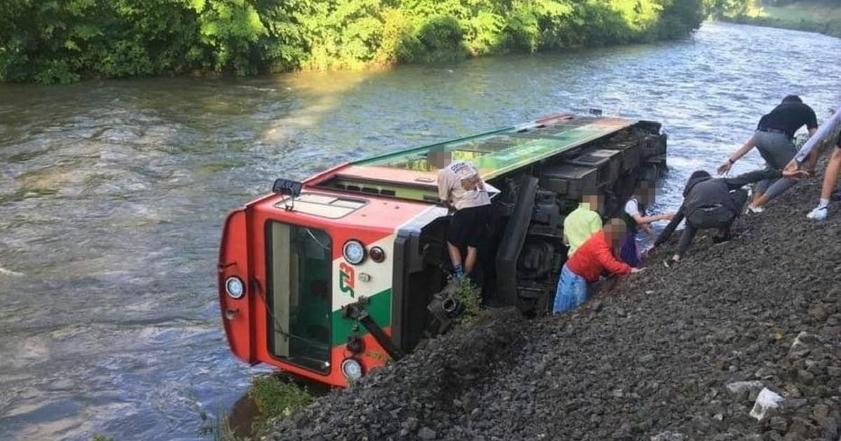 Murtalbahn in Salzburg entgleist: 17 Verletzte