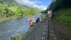 Voraussichtlich am Freitag soll das Triebfahrzeug der verunglückten Murtalbahn geborgen werden. (Bild: APA/Freiwillige Feuerwehr Tamsweg)