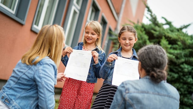 Endlich Ferien! Stolz zeigen Sophie und Lilly von der Schärf-Schule Wels ihr Zeugnis her (Bild: Wenzel Markus)