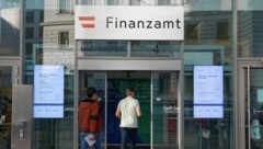 Beim Finanzamt verzögert die Vielzahl der Verfahren fallweise die Bearbeitungsdauer. Für manche Familien bedeutet das einen finanziellen Engpass. (Bild: zwefo)