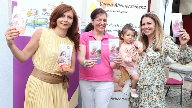 Neues Projekt für Alleinerziehende: Anika Karall, Heidi Eisingerich-Dillenz von KiB children care und Bianca Rusu (v. li.). (Bild: Judt Reinhard)