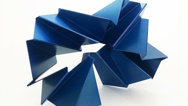 Hans Schüle „(small) Folding“, Stahl/Lack, Unikat ca. 25 x 22 x 14 cm aus 2021. (Bild: Galerie Mathias Mayr)