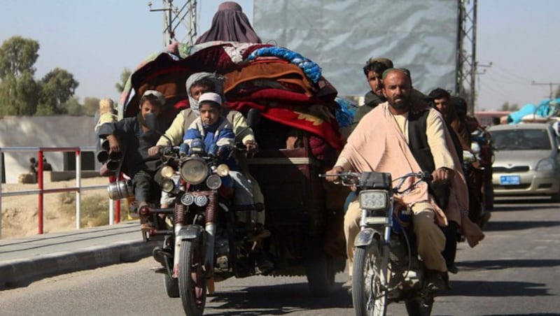 Vor den Taliban flüchtende Afghanen (Bild: AFP)