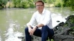 Befreit und bereit für Neues: Rudolf Anschober sitzt während eines Interviews mit der „Krone“ auf einem Stein und lässt seinen Blick über den Donaukanal schweifen. (Bild: Reinhard Holl)