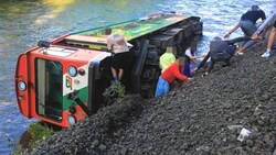 Schüler halfen sich gegenseitig aus dem Waggon-Wrack. (Bild: Kevin Geißler)