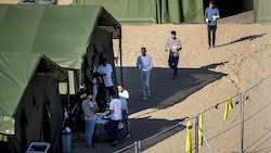 Migranten in einem neu errichteten Auffanglager in der Stadt Pabrade (Bild: AP)