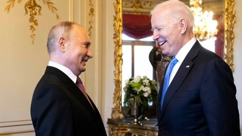 Die Präsidenten Wladimir Putin und Joe Biden bei ihrem Treffen in Genf (Bild: AP)