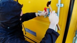 Nicht mit Hammer und Schraubenzieher, sondern mit jeder Menge Fußtritten versuchte der ...