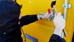 Nicht mit Hammer und Schraubenzieher, sondern mit jeder Menge Fußtritten versuchte der ...