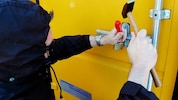 Nicht mit Hammer und Schraubenzieher, sondern mit jeder Menge Fußtritten versuchte der ...