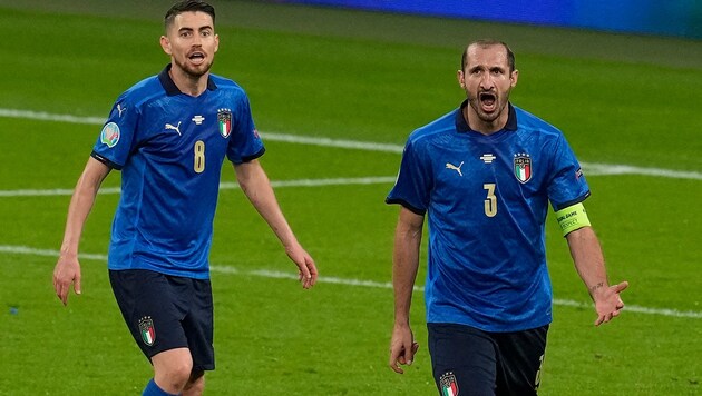 Giorgio Chiellini (re.) mit Teamkollege Jorginho (Bild: AFP)