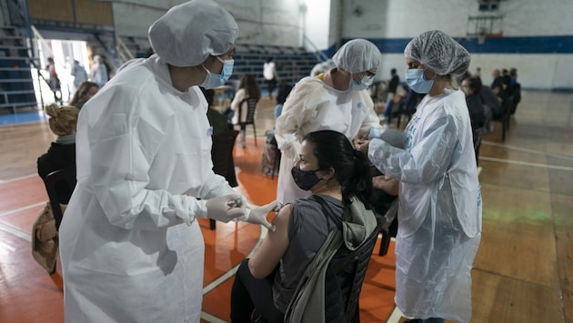 Knapp fünf Millionen Menschen in dem südamerikanischen Land wurden bereits vollständig gegen das Coronavirus geimpft. (Bild: AP)