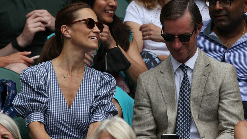 Gut gelaunt und strahlend schön zeigte sich Pippa Middleton mit Ehemann James Matthews rund vier Monate nach der Geburt ihres zweiten Kindes Grace Elizabeth June in Wimbledon. (Bild: AFP )