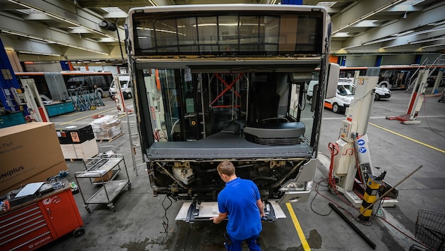 Die 36.000 verschiedenen Ersatzteile der Linz AG garantieren dafür, dass es auch in der Bus-Werkstatt rund läuft. (Bild: Alexander Schwarzl)