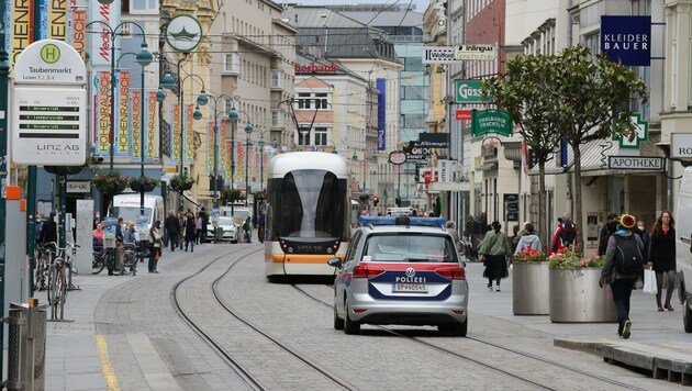 Einer der Verdächtigen wurde am Taubenmarkt in Linz gefasst (Bild: Scharinger Daniel)