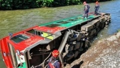 Symbolcharakter? Eine Garnitur der Murtalbahn entgleiste (Bild: APA/WASSERRETTUNG LV SALZBURG)