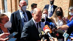 Deutschlands Finanzminister Olaf Scholz hält am Rande des G20-Treffens in Venedig die Journalisten stets auf dem Laufenden. (Bild: APA/AFP/Andreas SOLARO)