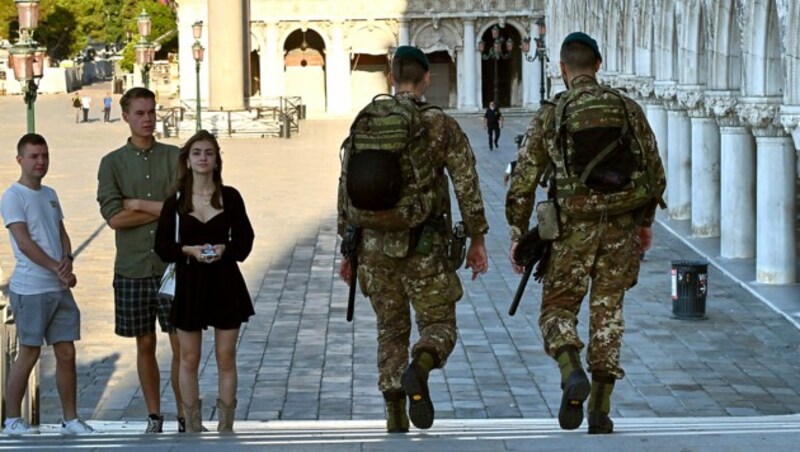 Italienische Soldaten sichern den G20-Gipfel in Venedig. (Bild: APA/AFP/ANDREAS SOLARO)