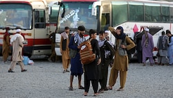 Afghanische Männer auf einem Busbahnhof in der Hauptstadt Kabul (Bild: AP)