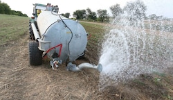 Mehrmals am Tag müssen die Landwirte in trockenen Gebieten wie im Bezirk Eisenstadt mit vollem Tank auf ihre Felder, um für notwendige Bewässerung zu sorgen. (Bild: Judt Reinhard)