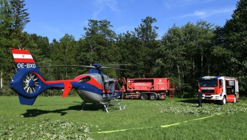 Mittels mobiler Tankstelle (im Hintergrund) des Landesfeuerwehrverbandes werden die Helikopter direkt vor Ort aufgetankt. (Bild: P. Huber)