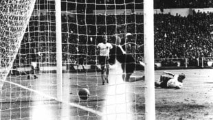 Das Wembley-Stadion (im Bild die WM 1966) wurde erst 50 Jahre nach dem ersten Länderspiel ...