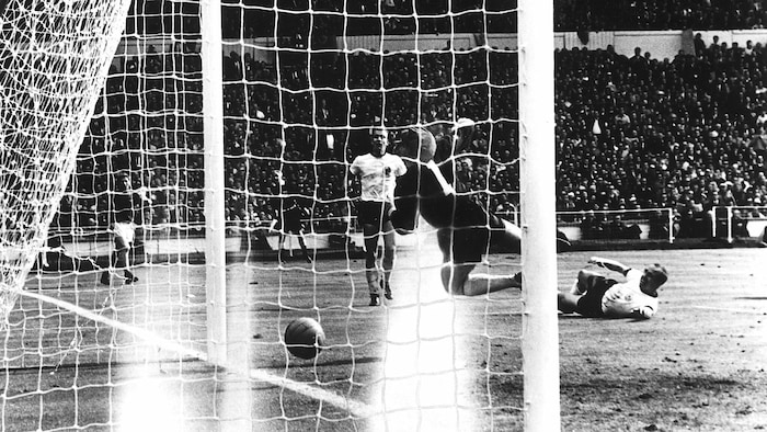 Das berühmte „Wembley-Tor“ von Geoff Hurst im WM-Finale 1966.