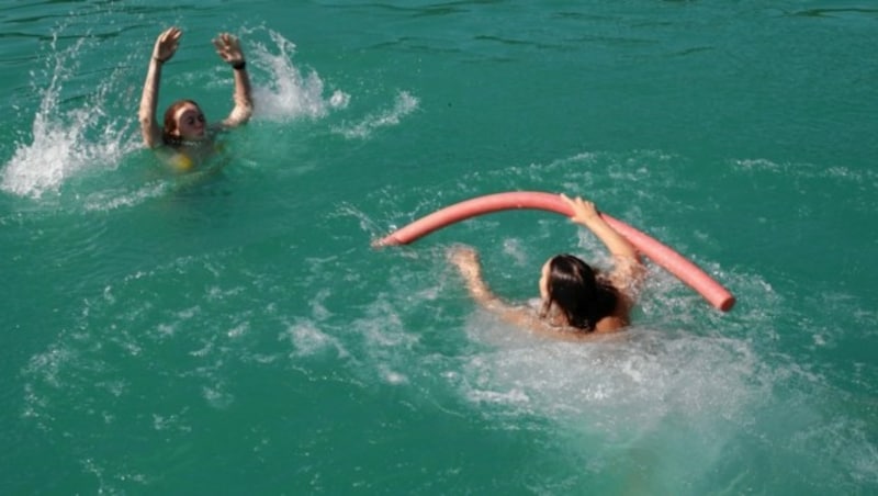 Schwimmnudeln und Co. sind unverzichtbar bei der Rettung. (Bild: Rojsek-Wiedergut Uta)