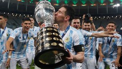 Lionel Messi jubelt zusammen mit seinen Teamkollegen. (Bild: AP)