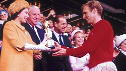1966 übergab die Queen Kapitän Bobby Moore den WM-Pokal - schafft es heute England, gibt’s die Trophäe vom UEFA-Präsidenten. (Bild: AP)