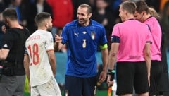 Giorgio Chiellini hatte beim Münzwurf sichtlich Spaß. (Bild: AFP)