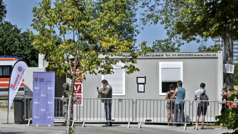 Impf-Willige holen sich auf der Wiener Donauinsel ohne Anmeldung ihr „Jaukerl“ ab. (Bild: APA/HERBERT NEUBAUER)