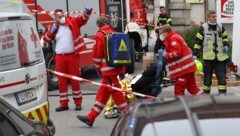 In St. Florian bei Linz krachte ein Pkw in einen Marktstand. Mehrere Personen wurden teils schwer verletzt. (Bild: APA/MATTHIAS LAUBER/LAUMAT.AT)