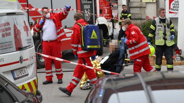 In St. Florian bei Linz krachte ein Pkw in einen Marktstand. Mehrere Personen wurden teils schwer verletzt. (Bild: APA/MATTHIAS LAUBER/LAUMAT.AT)