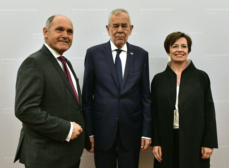 Nationalratspräsident Wolfgang Sobotka, Bundespräsident Alexander Van der Bellen und Doris Schmidauer im Jahr 2019 (Bild: APA/HANS PUNZ)