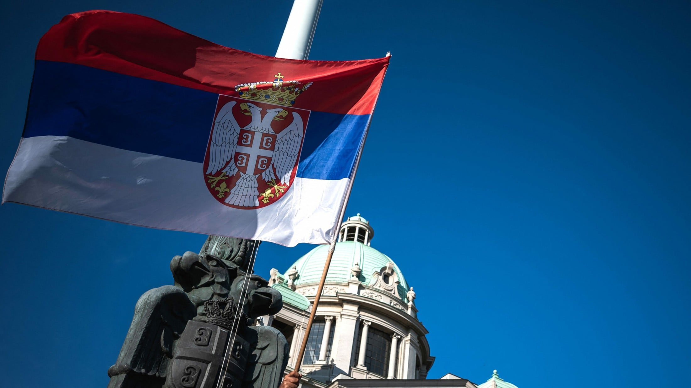 Serbische Fahne mit Stab
