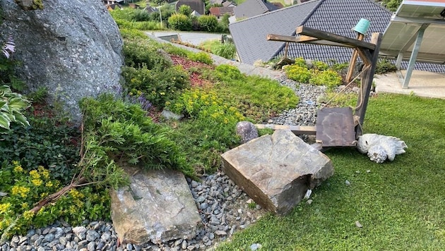 Die Steinplatten sind über Nacht im Garten eines Familienhauses gelandet. (Bild: FF Kirchbach)