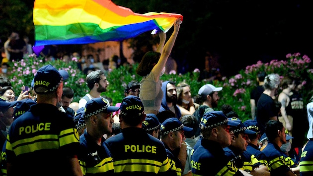 Die Regenbogenflagge polarisiert auch in Georgien. (Bild: APA/AFP/Vano Shlamov)
