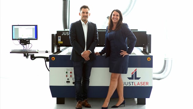 Eigentümerin Alexandra Kutos mit JustLaser-Geschäftsführer Georg Lauscha. (Bild: JustLaser)