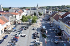 Der Hauptplatz von Mistelbach soll umgestaltet werden. Wo die Autos parken werden, ist derzeit völlig unklar. (Bild: Stadtgemeinde Mistelbach)