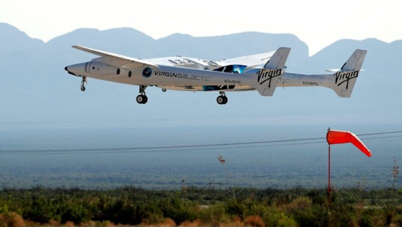 Das Trägerflugzeug mit Richard Branson am Weg in den All (Bild: AP)