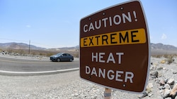 Ein Schild warnt im Death Valley vor extremer Hitze. (Bild: 2021 Getty Images)