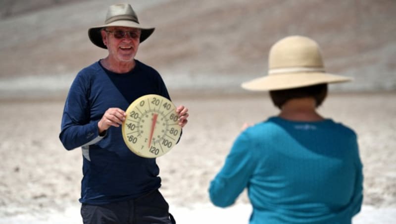 In Erinnerung an das extreme Wetter macht dieses Paar Fotos mit einem Thermometer im Death Valley. (Bild: 2021 Getty Images)