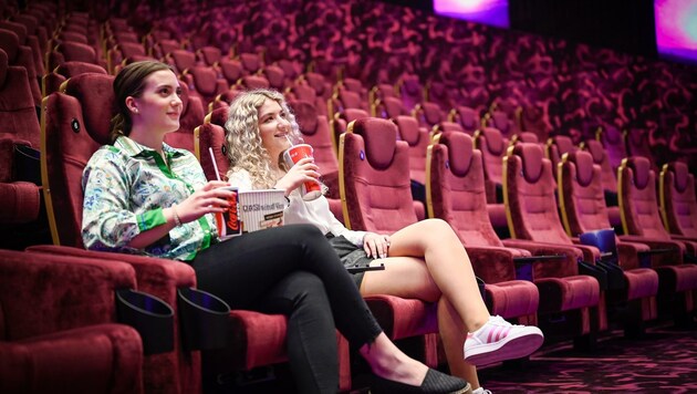 Ein Getränk, Knabbereien und ein gepolsterter Sessel: Nun auch wieder in Salzburgs Kinos möglich. (Bild: Alexander Schwarzl)