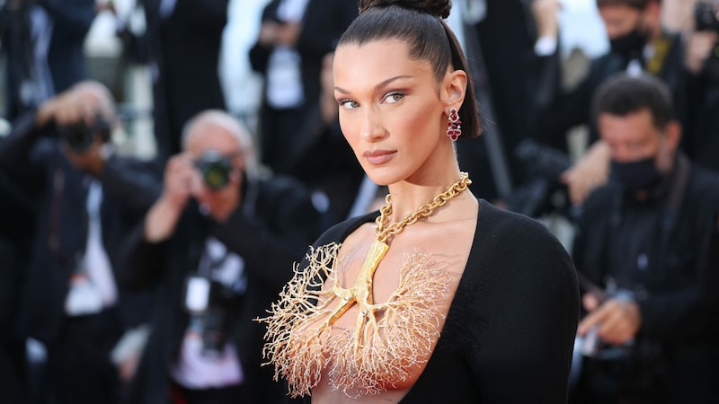 Bella Hadid trug das wohl auffälligste Kleid des Abends. (Bild: AFP)